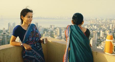 ムンバイのマンションのテラスで、友と語る主人公の家政婦（左）.jpeg