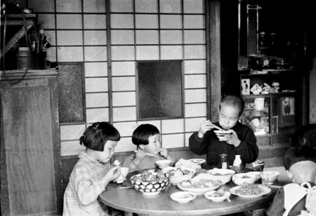 写真①昭和31年10月食卓を囲む子どもたち.jpg