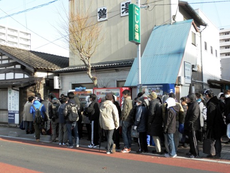 写真②2011年3月16日（仙台市宮城野区）銭湯に並ぶ人々。多い日で1日約500人.jpg