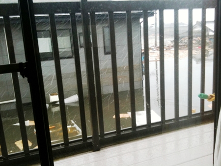写真④2011年3月11日16時5分（石巻市）自宅2階のベランダから見た津波.jpg