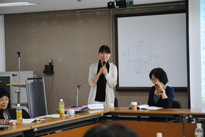 9月1日聖公会ＮＧＯ大学院で発表する周藤さん2.jpg