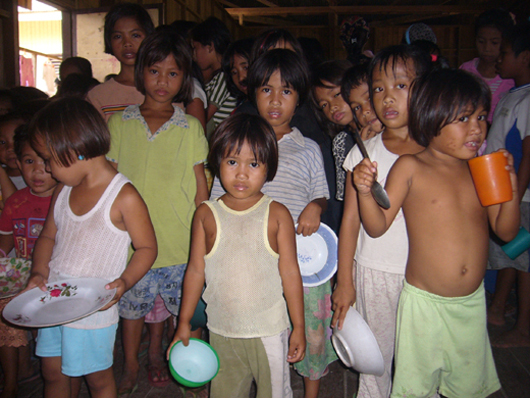 市民団体の食糧配給をまつ子どもたち(2009年2月27日、ダトゥ・ピアン町)