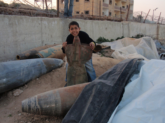 砲弾を抱える少年(09年2月、ガザ地区南部のエジプト国境地帯にて)