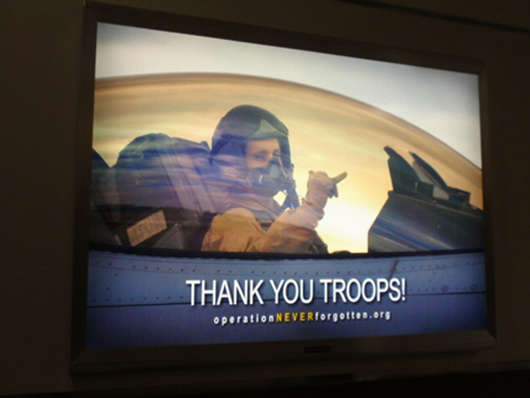 軍隊を賛美する広告パネル(09年5月、アメリカ・アトランタ空港にて)