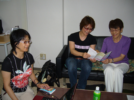 熱く活動の説明をする理事のみなさん(左から、牟田和枝さん、岡野八代さん、中西豊子さん)