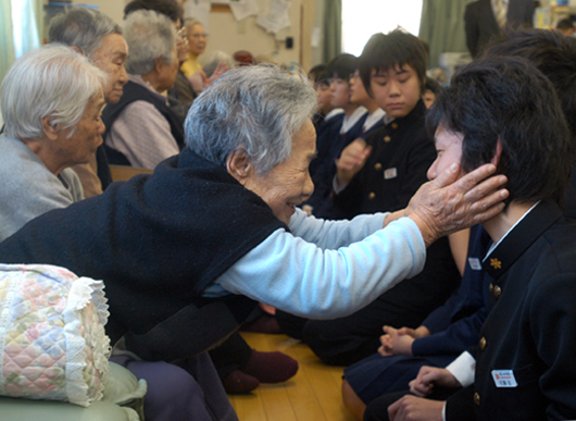 修学旅行で訪れた新潟の中学生がハルモニと楽しい時間をすごす。