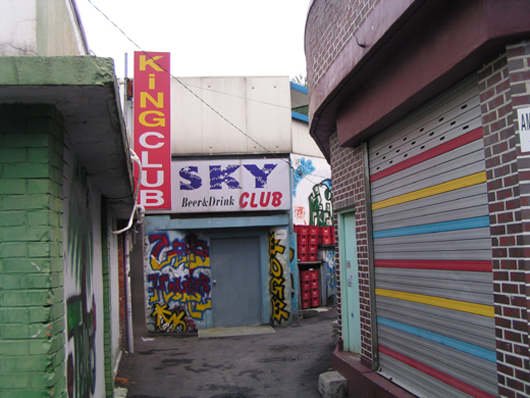トゥレバンの近くにあるシャッターの閉まったナイトクラブ