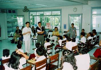 PHOTO : Chinese delegation members talking with students