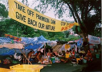PHOTO - Residents along the Pakmoon river protesting the dam built on it