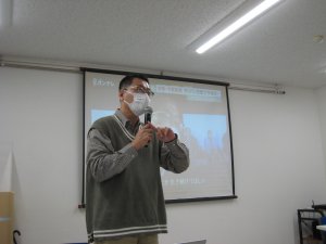 IMG_0008 動画を映写しながら話す西谷さん.JPG